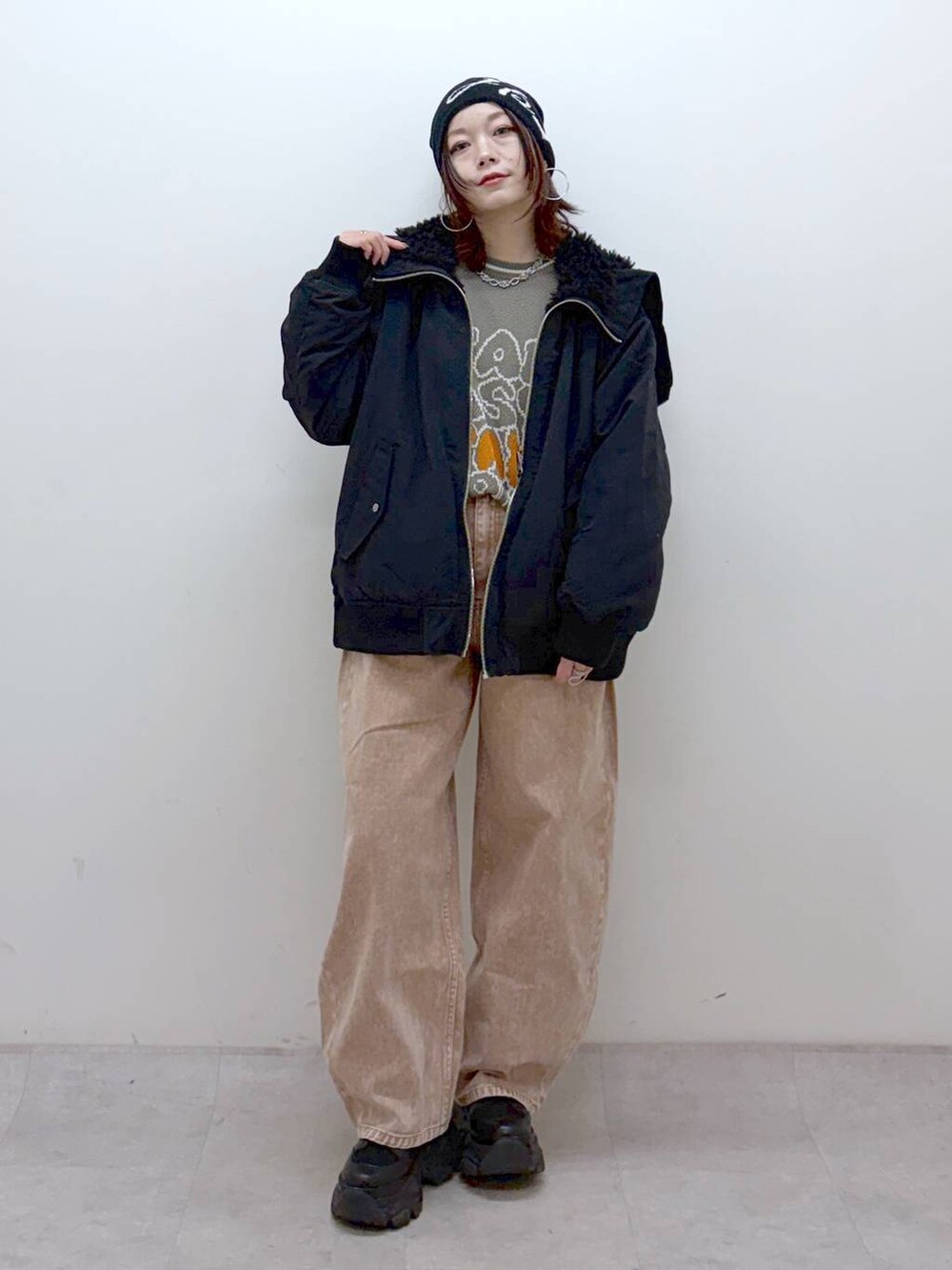 ブラック系のブーツ、ブラック系のボストンバッグ、ブラック系のブルゾンを着用したレディースの冬コーディネートの9枚目の写真