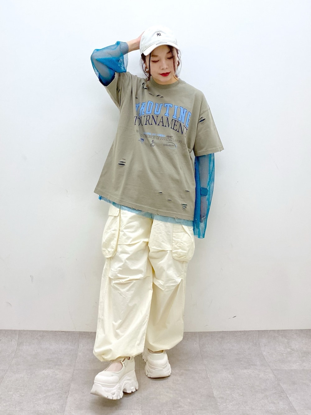 グリーン系のTシャツ/カットソー、ブルー系のTシャツ/カットソー、ホワイト系のカーゴパンツを着用したレディースの春コーディネートの9枚目の写真