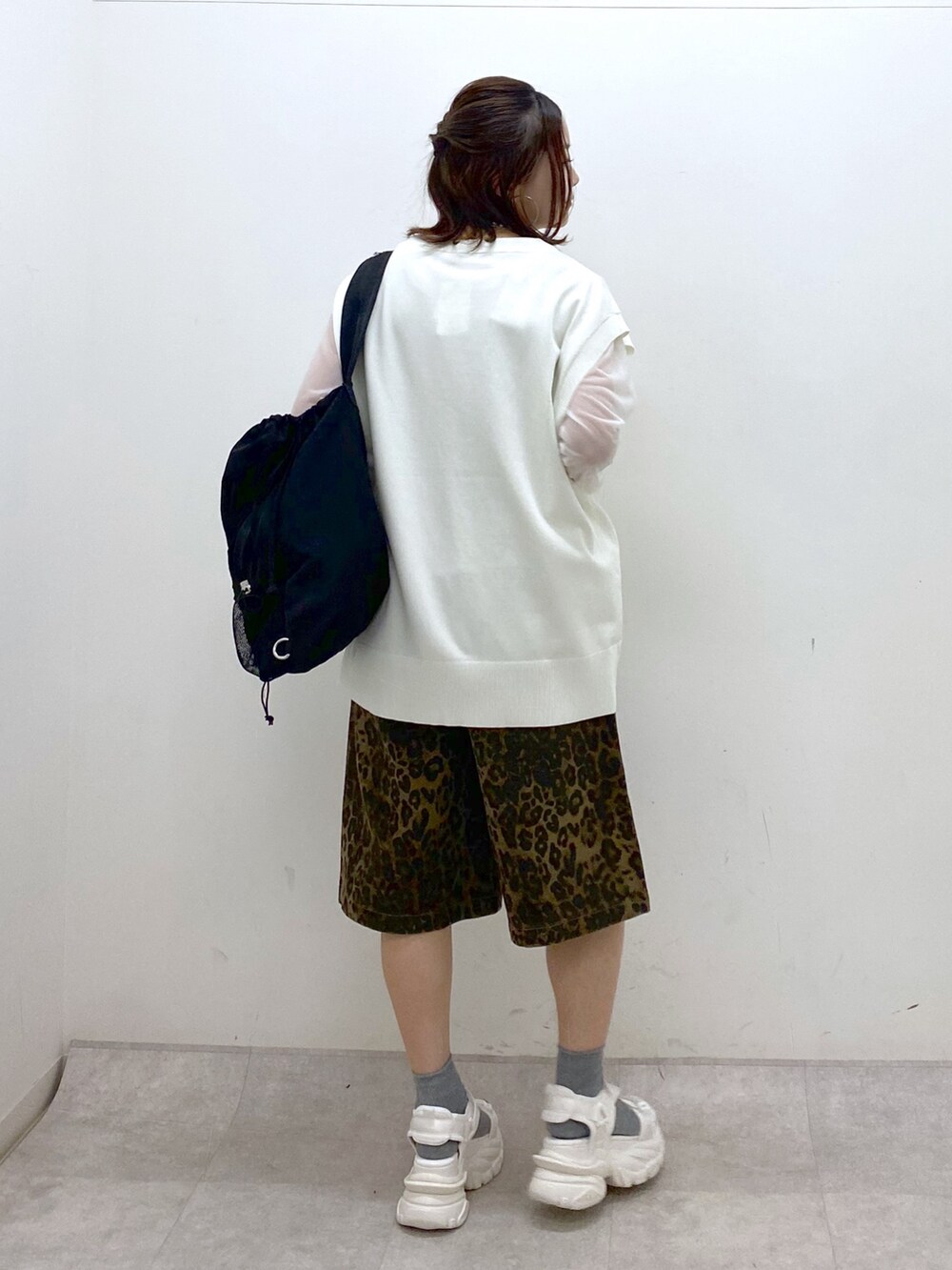 ホワイト系のカーディガン/ボレロ、ホワイト系のTシャツ/カットソー、ブラック系のバックパック/リュックを着用したレディースの春コーディネートの6枚目の写真