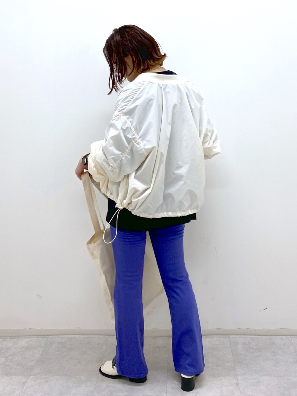 ブラック系のTシャツ/カットソー、その他のパンツ、ホワイト系のシューズを着用したレディースの夏コーディネートの3枚目の写真