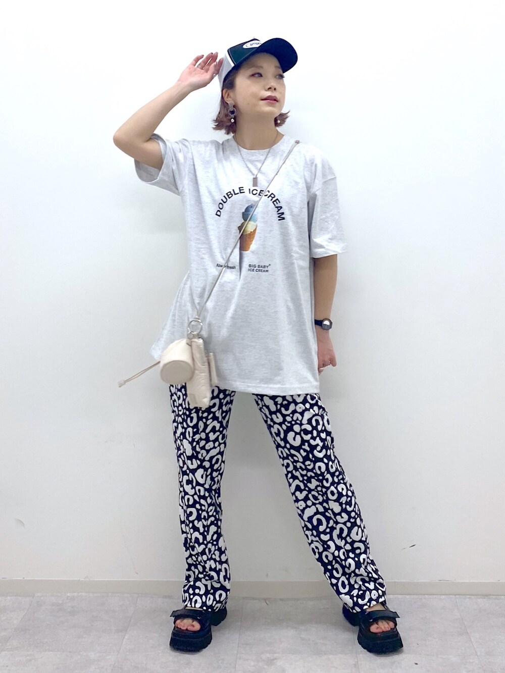 グレー系のTシャツ/カットソー、ホワイト系のその他パンツ、ブラック系のサンダルを着用したレディースの夏コーディネートの2枚目の写真