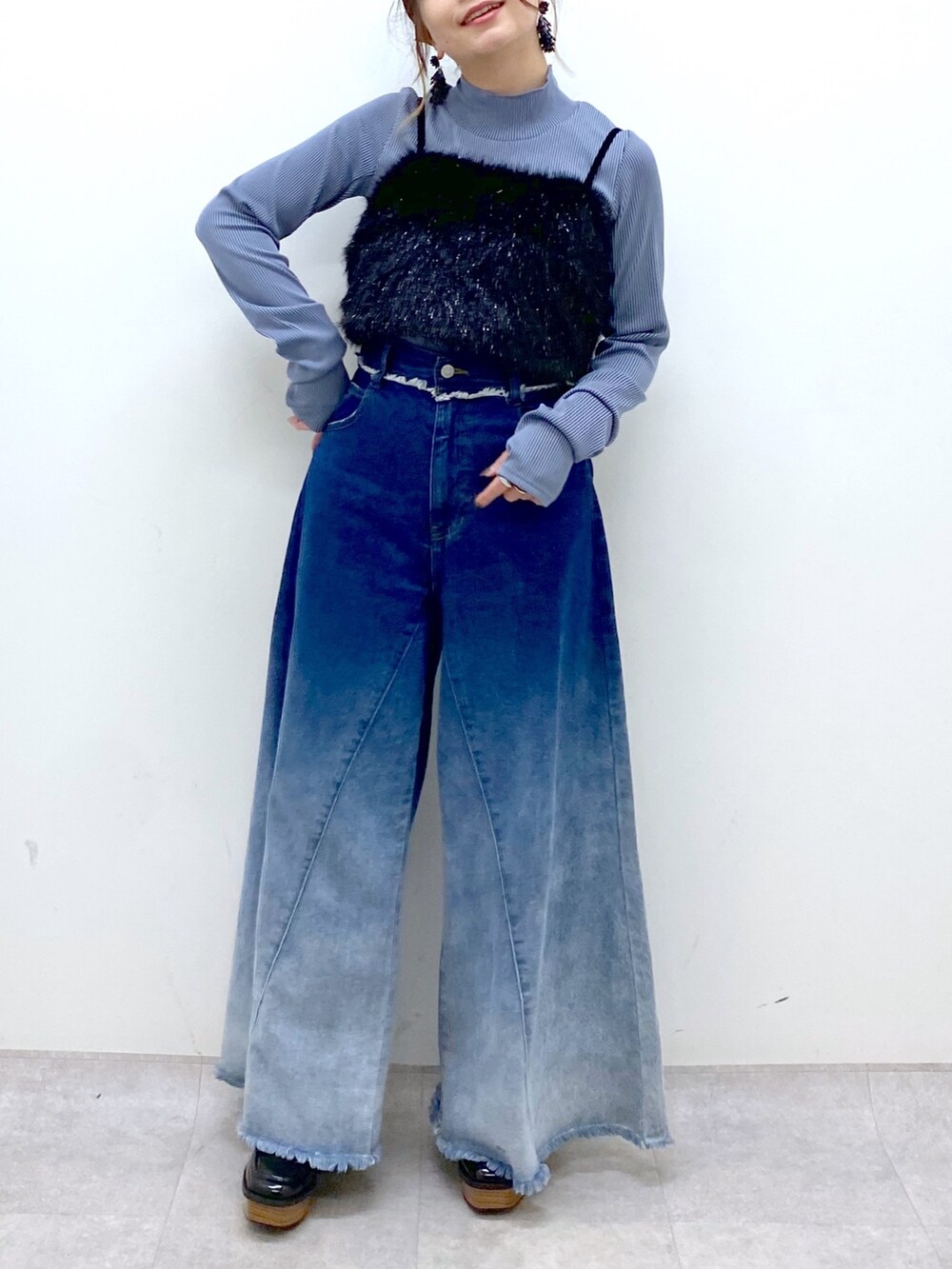 ブルー系のデニムパンツ、ブラック系のベスト、ブルー系のTシャツ/カットソーを着用したレディースの秋コーディネートの7枚目の写真