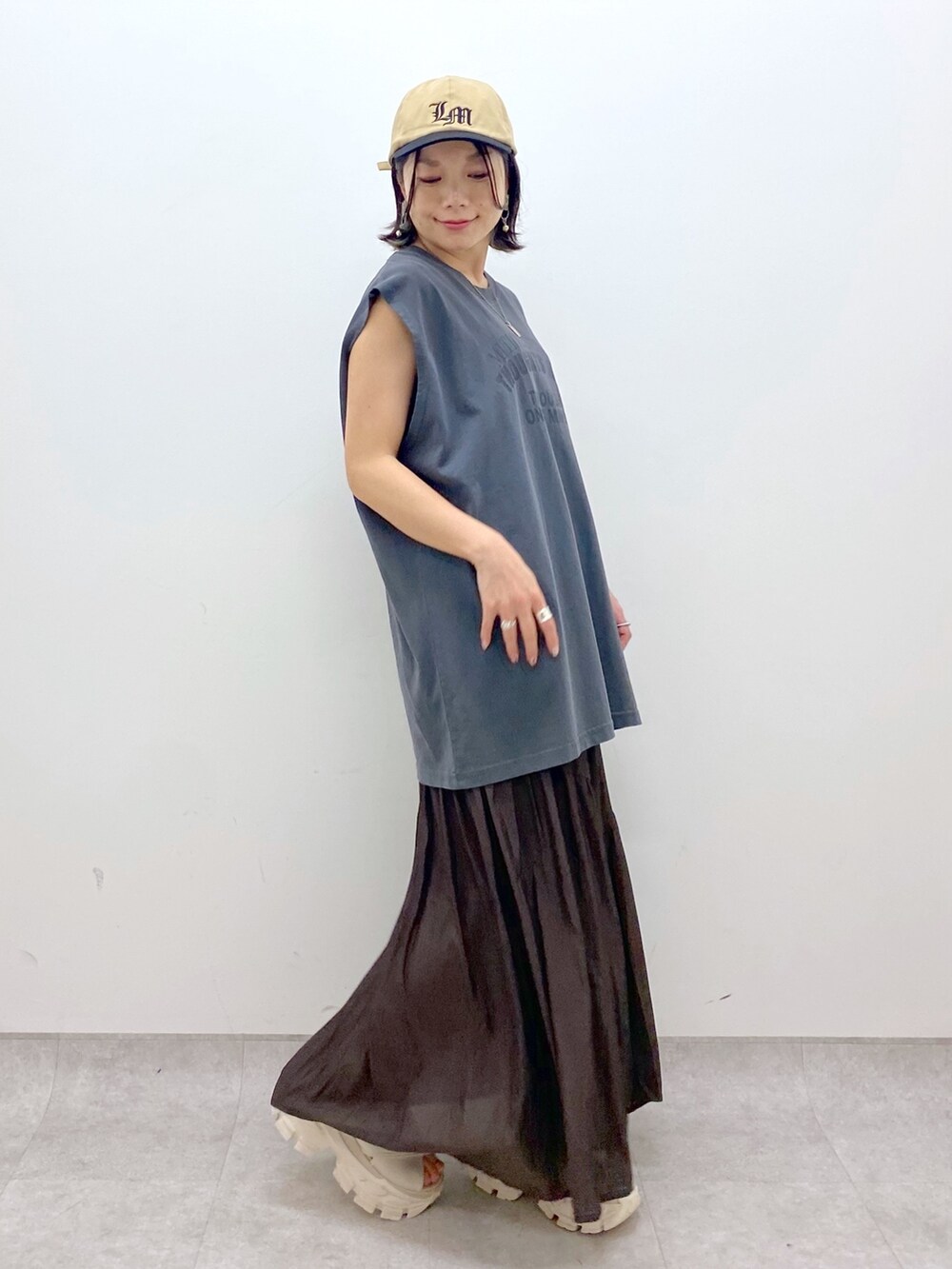 ホワイト系のサンダル、グレー系のTシャツ/カットソー、ブラウン系のワンピースを着用したレディースの夏コーディネートの3枚目の写真