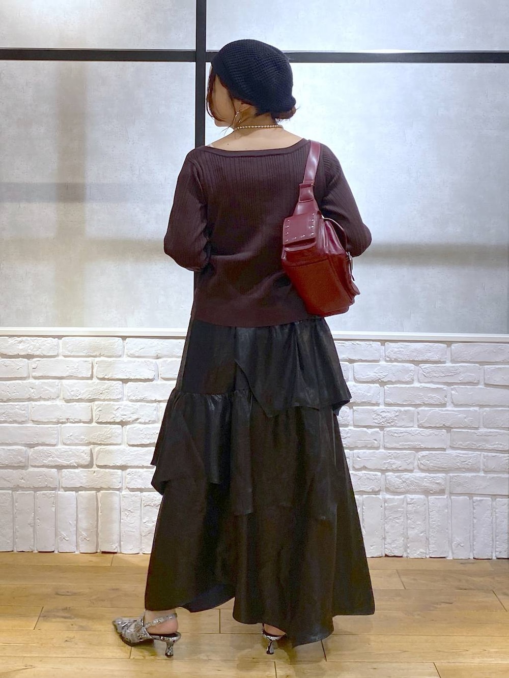 ホワイト系のパンプス、レッド系のショルダーバッグ、ブラック系のスカートを着用したレディースの夏コーディネートの6枚目の写真