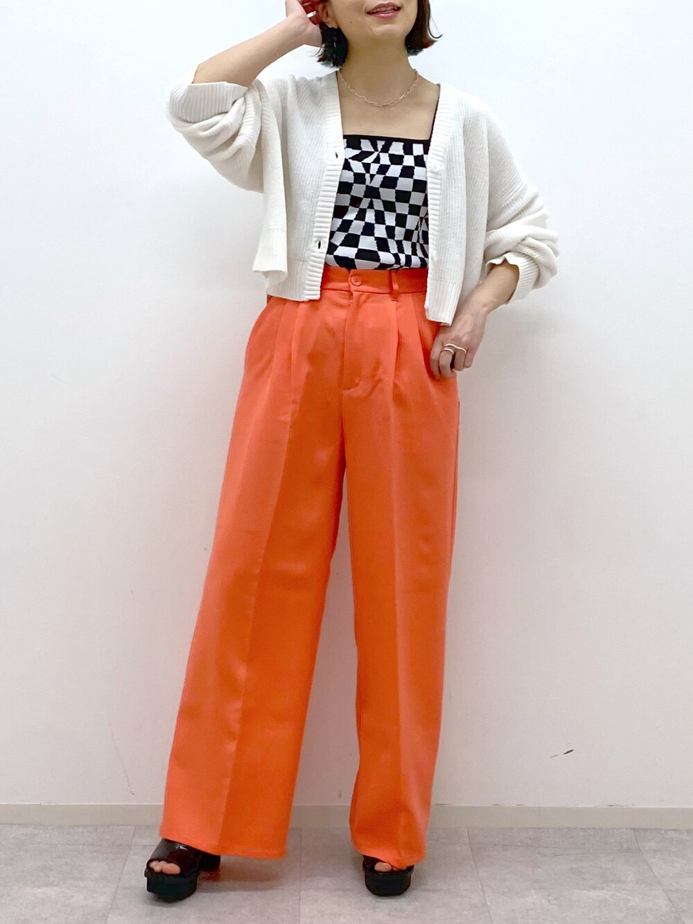 ピンク系のその他パンツ、ブラック系のタンクトップ、ホワイト系のカーディガン/ボレロを着用したレディースの春コーディネートの4枚目の写真