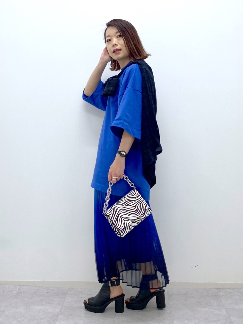 ブルー系のTシャツ/カットソー、ブルー系のスカート、その他のショルダーバッグを着用したレディースの春コーディネートの2枚目の写真