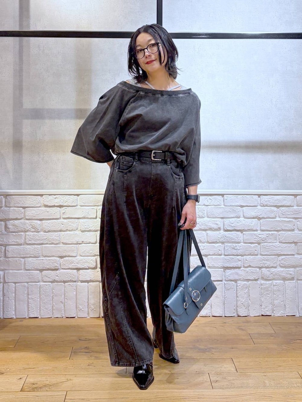 ブラック系のTシャツ/カットソー、ブラック系のデニムパンツ、ホワイト系のタンクトップを着用したレディースの夏コーディネートの9枚目の写真
