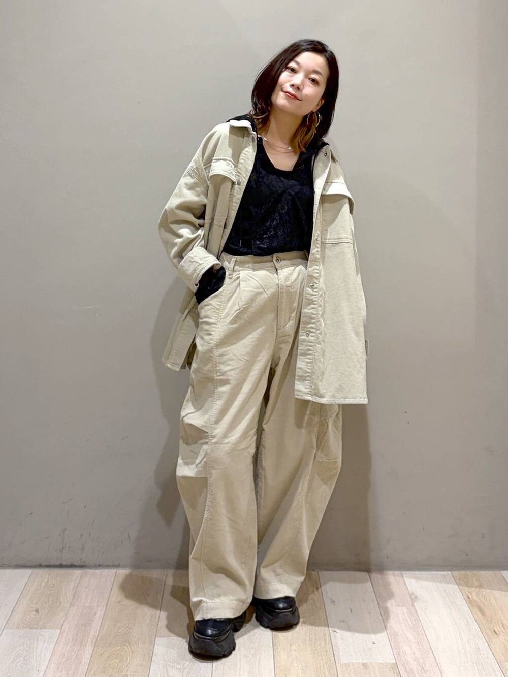 ベージュ系のその他パンツ、ブラック系のシャツ/ブラウス、ブラック系のスニーカーを着用したレディースの秋コーディネートの4枚目の写真