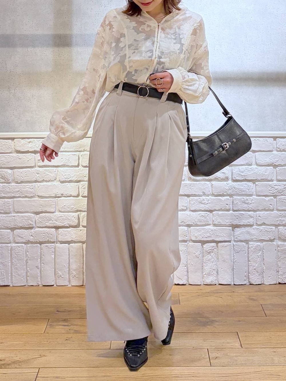 グレー系のテーラードジャケット、ベージュ系のデニムパンツ、ホワイト系のTシャツ/カットソーを着用したレディースの冬コーディネートの3枚目の写真