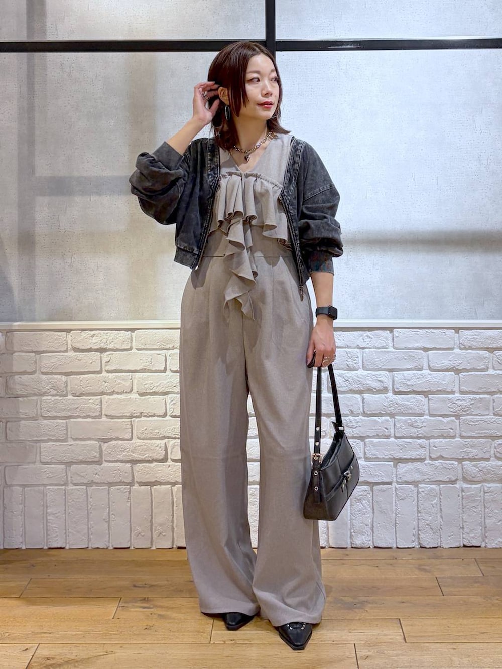 ブラック系のハンドバッグ、ブラック系のサンダル、ブラック系のカーディガン/ボレロを着用したレディースの春コーディネートの9枚目の写真