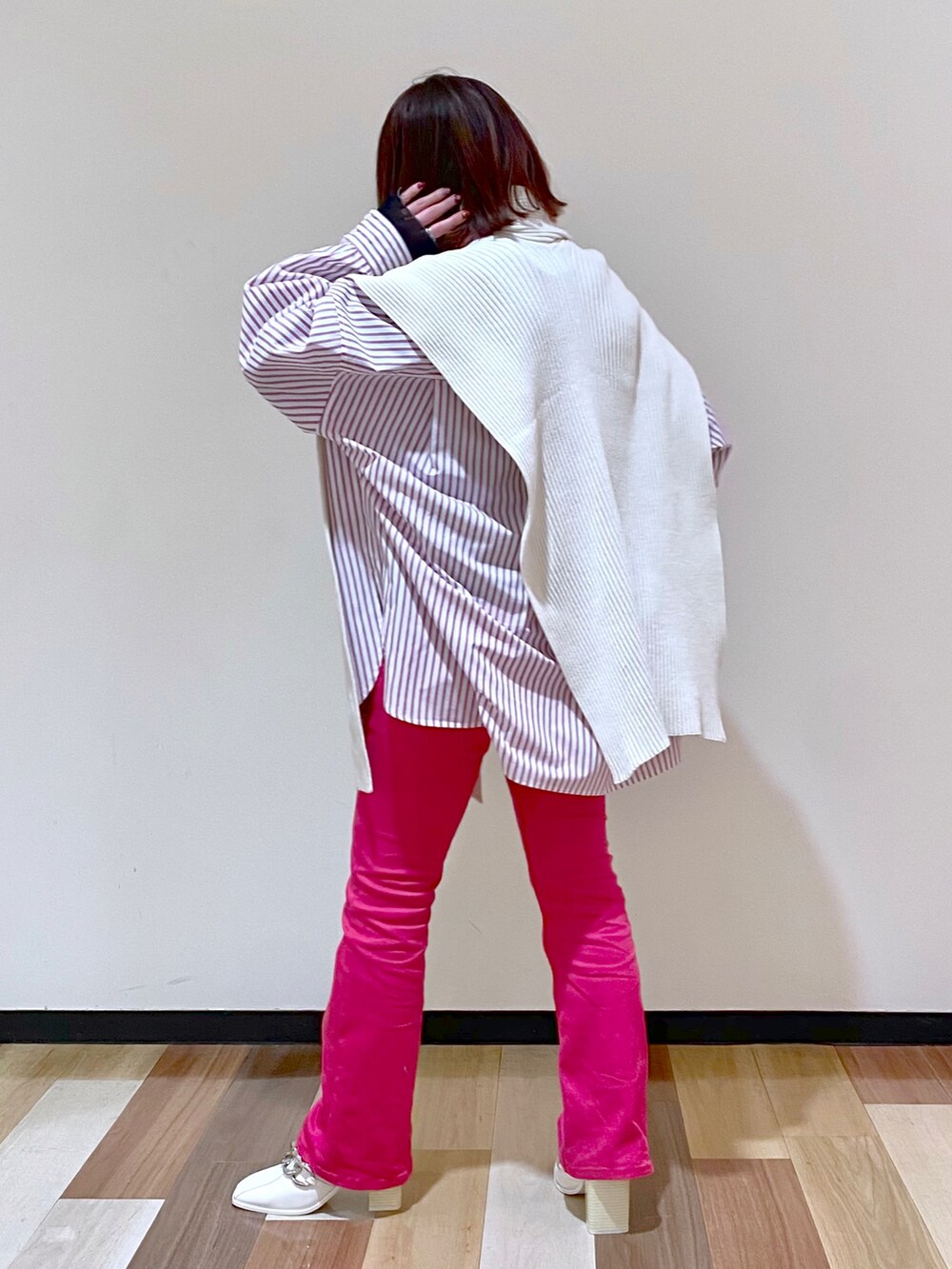 ピンク系のデニムパンツ、ホワイト系のサンダル、ピンク系のシャツ/ブラウスを着用したレディースの冬コーディネートの3枚目の写真