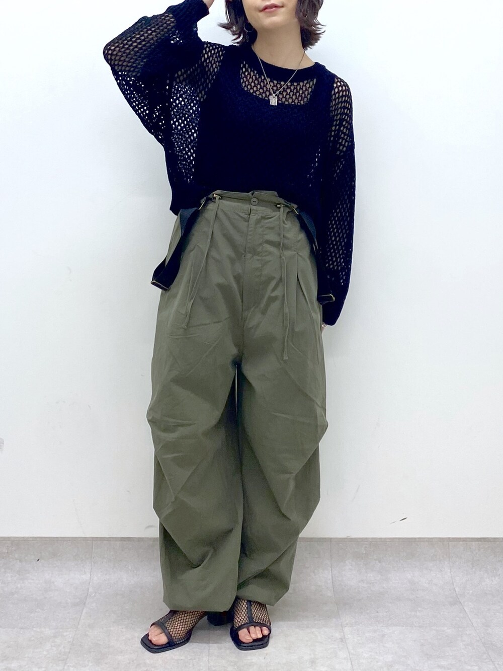 グリーン系のその他パンツ、ブラック系のシューズ、ブラック系のニット/セーターを着用したレディースの春コーディネートの5枚目の写真