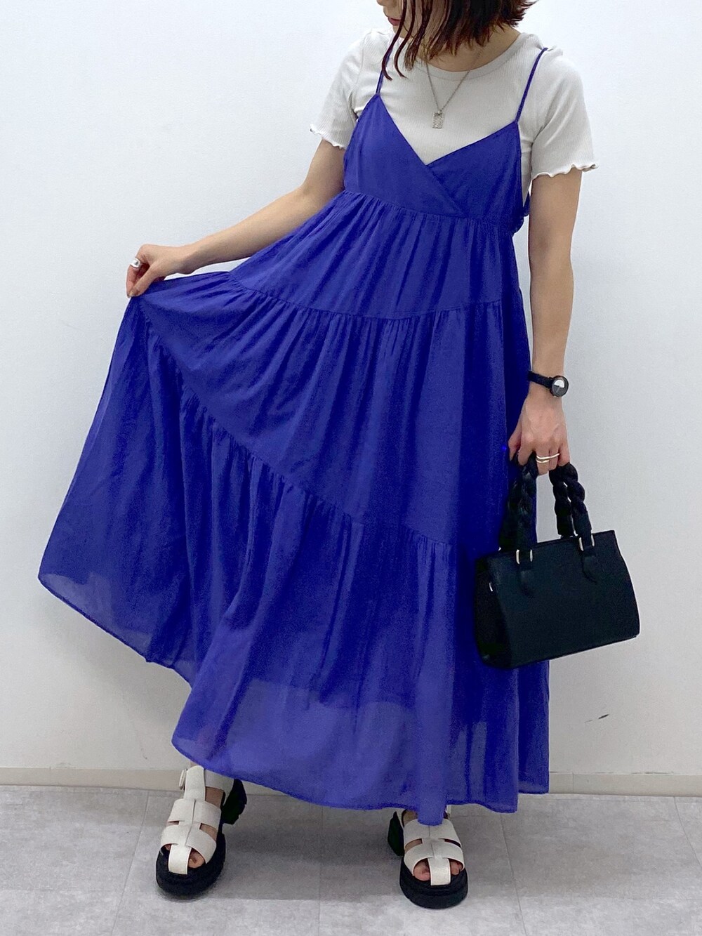 その他のワンピース/ドレス、グレー系のトップス、ホワイト系のシューズを着用したレディースの夏コーディネートの4枚目の写真