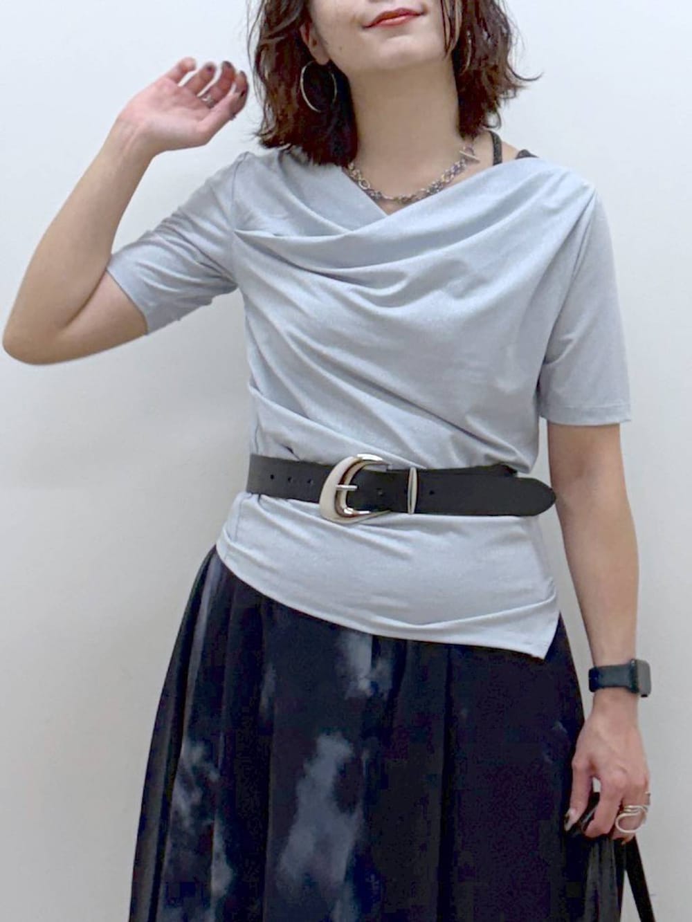 ブラック系のスカート、その他のサンダル、ブルー系のTシャツ/カットソーを着用したレディースの夏コーディネートの2枚目の写真