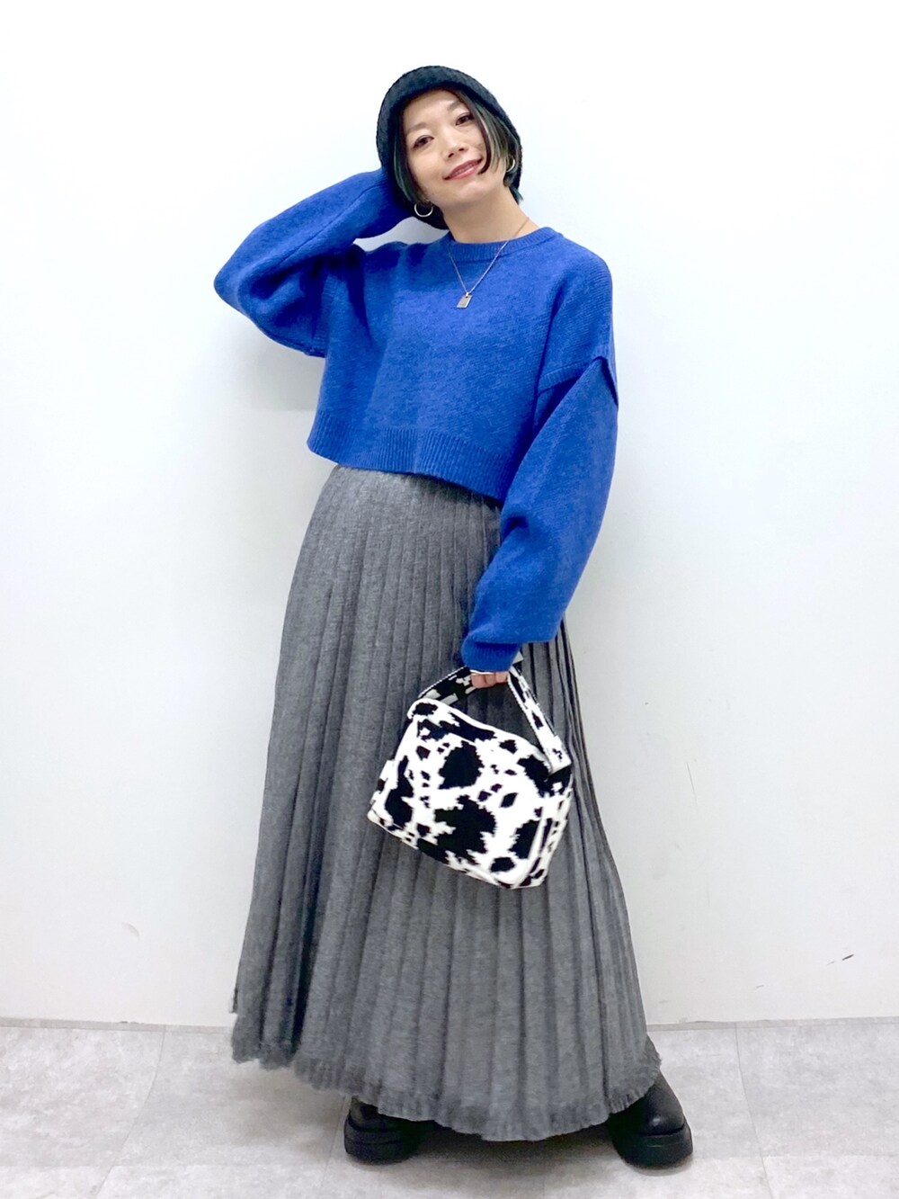 ブルー系のトップス、ブラック系のスカート、ブラック系のシューズを着用したレディースの秋コーディネートの5枚目の写真