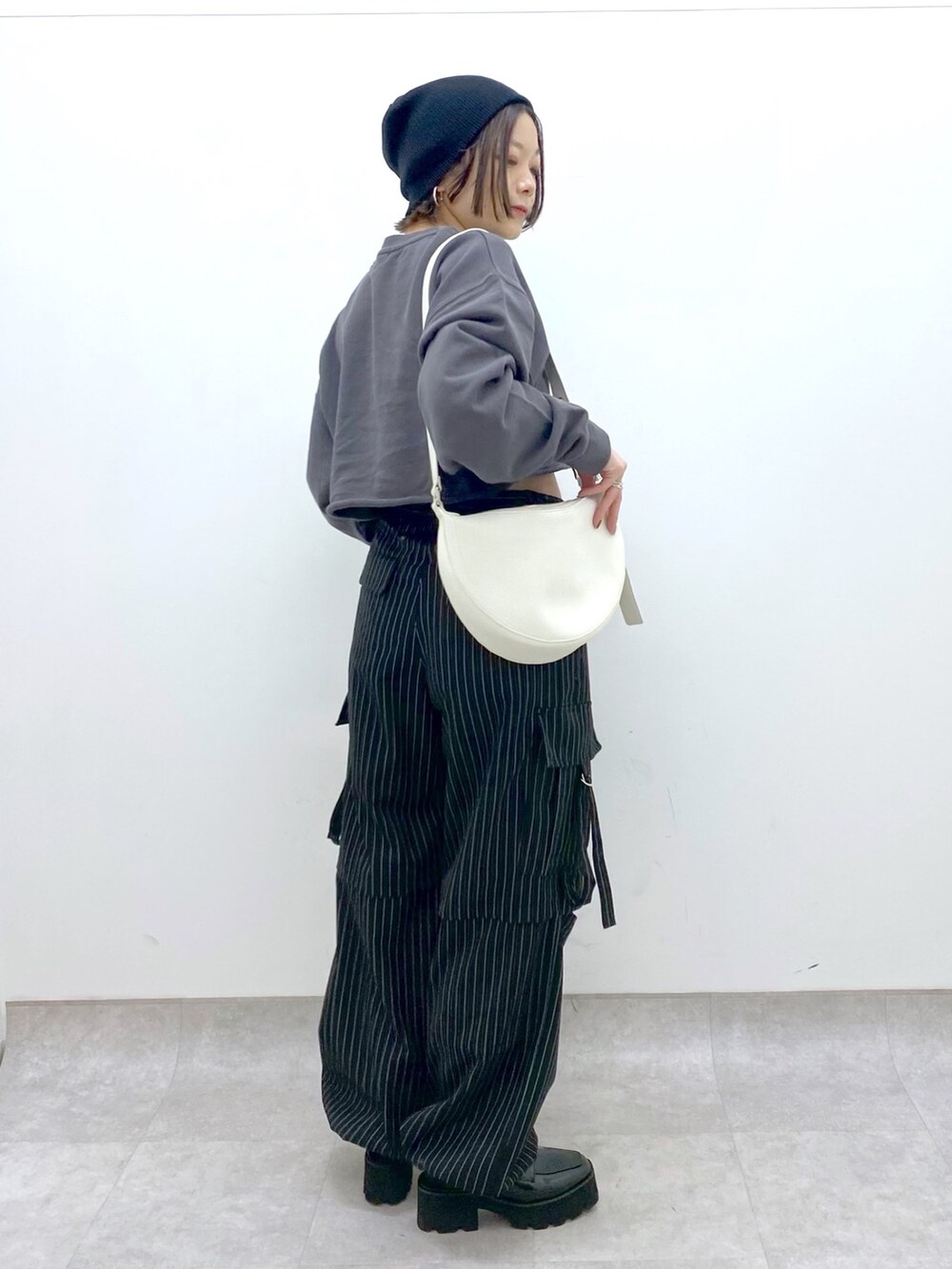 その他のパンツ、ブラック系のトップス、ブラック系のローファーを着用したレディースの春コーディネートの2枚目の写真