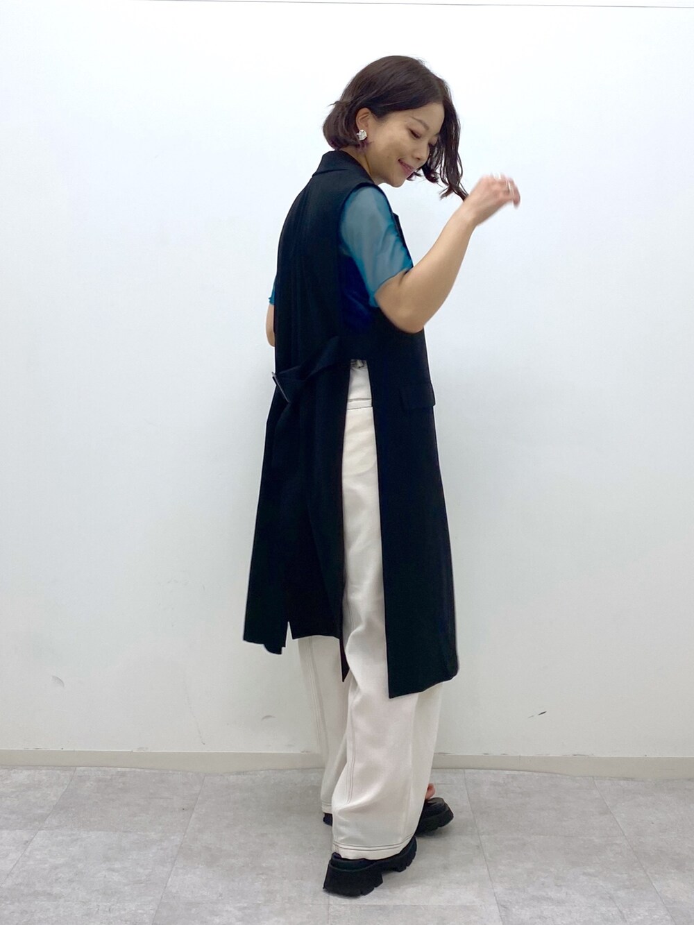 ホワイト系のその他パンツ、ブラック系のタンクトップ、ブルー系のTシャツ/カットソーを着用したレディースの夏コーディネートの4枚目の写真