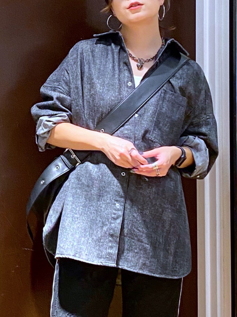 ブラック系のその他パンツ、ブラック系のスニーカー、ブラック系のショルダーバッグを着用したレディースの秋コーディネートの2枚目の写真