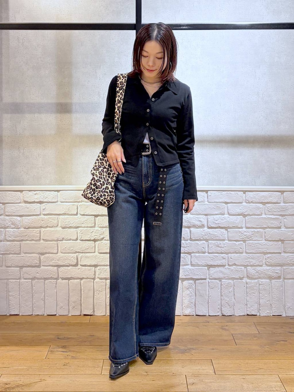 ブルー系のスラックス、ブラック系のサンダル、その他のトートバッグを着用したレディースの冬コーディネートの8枚目の写真