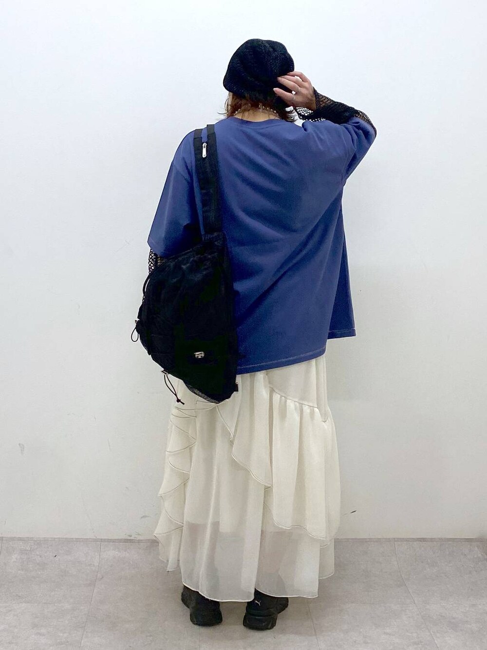 「低身長、きれいめ、若見え、春コーデ、夏コーデ、モード、PAGEBOY、どっと変わっちゃえ、骨格ウェーブ_PAGEBOY、大人カジュアル、レイヤードスタイル、Tシャツ、スカート、ロングスカート、ニット帽」｜「PAGEBOYのラメペーパービーニー（ニットキャップ/ビーニー、ブラック系）」を使った、Chisaさん（レディース・154cm）の春コーディネートの6枚目の写真