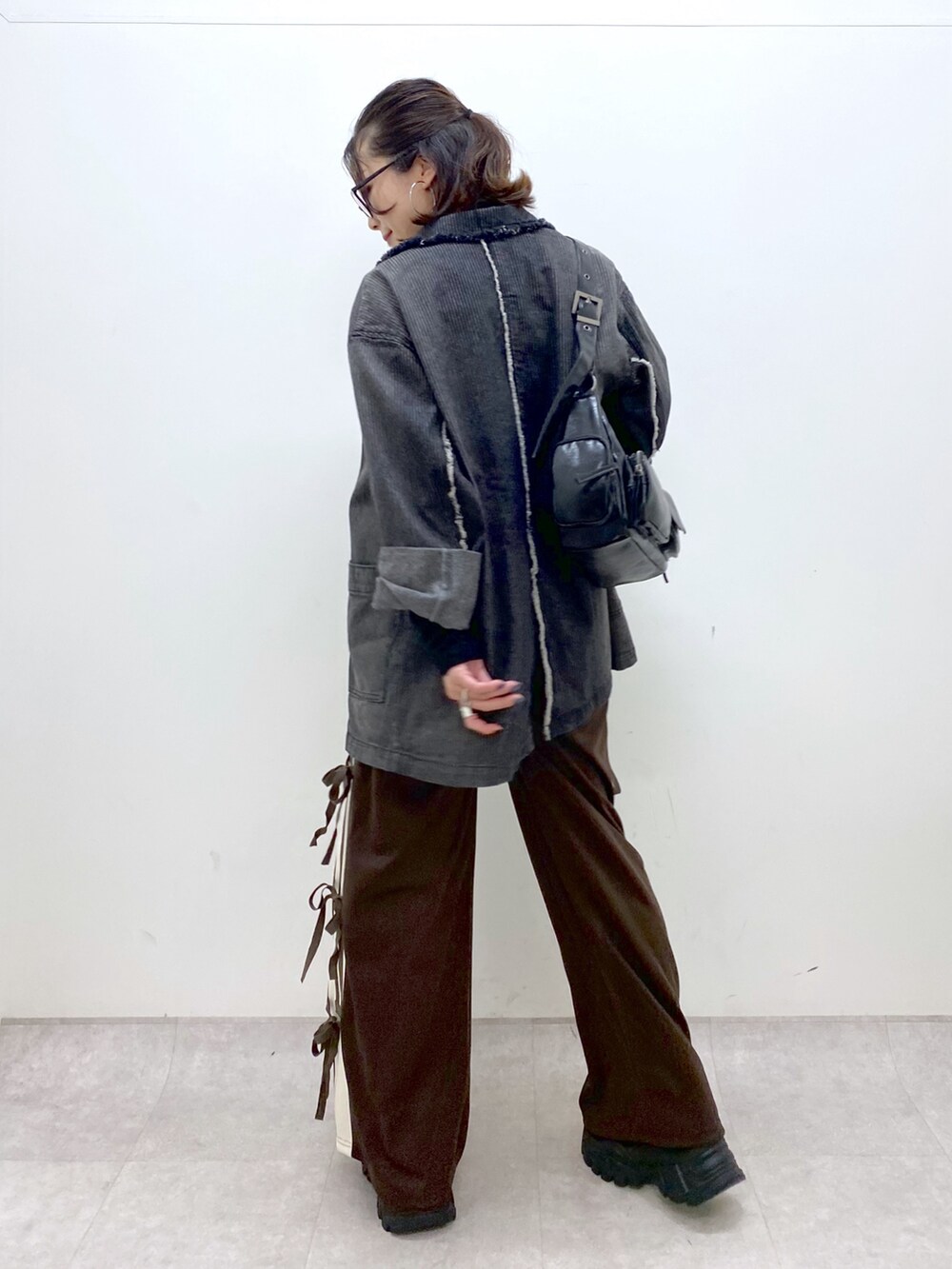 ブラウン系のその他パンツ、ブラック系のTシャツ/カットソー、ブラック系のショルダーバッグを着用したレディースの夏コーディネートの7枚目の写真