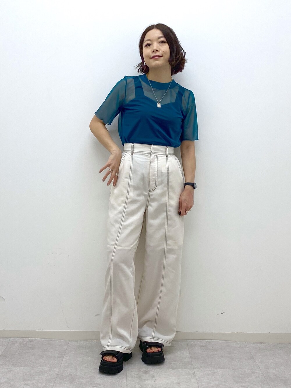 ホワイト系のその他パンツ、ブラック系のタンクトップ、ブルー系のTシャツ/カットソーを着用したレディースの夏コーディネートの3枚目の写真