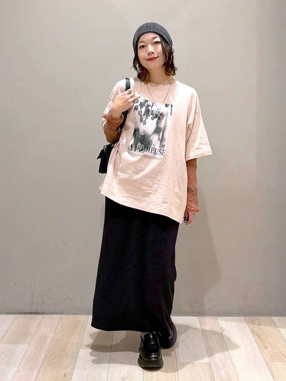 ブラック系のローファー、ブルー系のシャツ/ブラウス、ピンク系のTシャツ/カットソーを着用したレディースの夏コーディネートの4枚目の写真