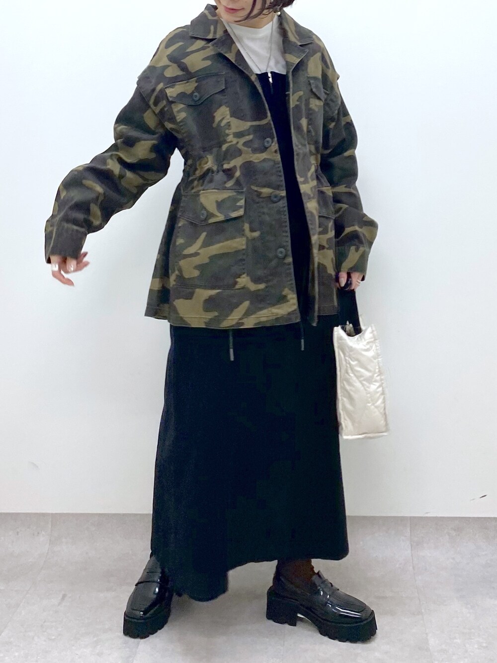 その他のジャケット/アウター、ブラック系のワンピース/ドレス、ホワイト系のショルダーバッグを着用したレディースの春コーディネートの4枚目の写真
