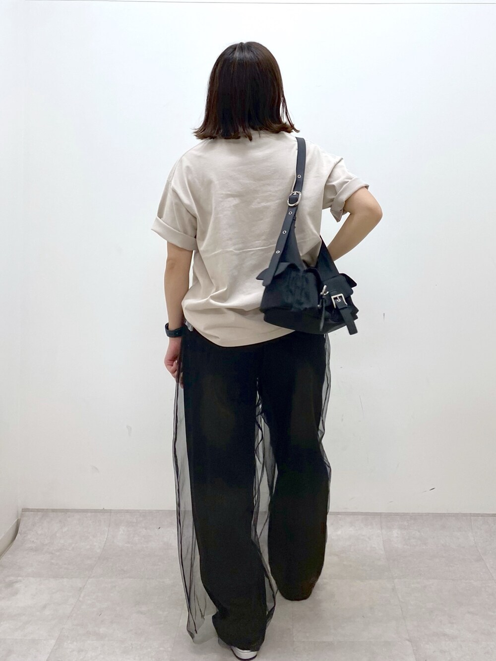 ベージュ系のTシャツ/カットソー、ブラック系のその他パンツ、ブラック系のデニムパンツを着用したレディースの夏コーディネートの6枚目の写真