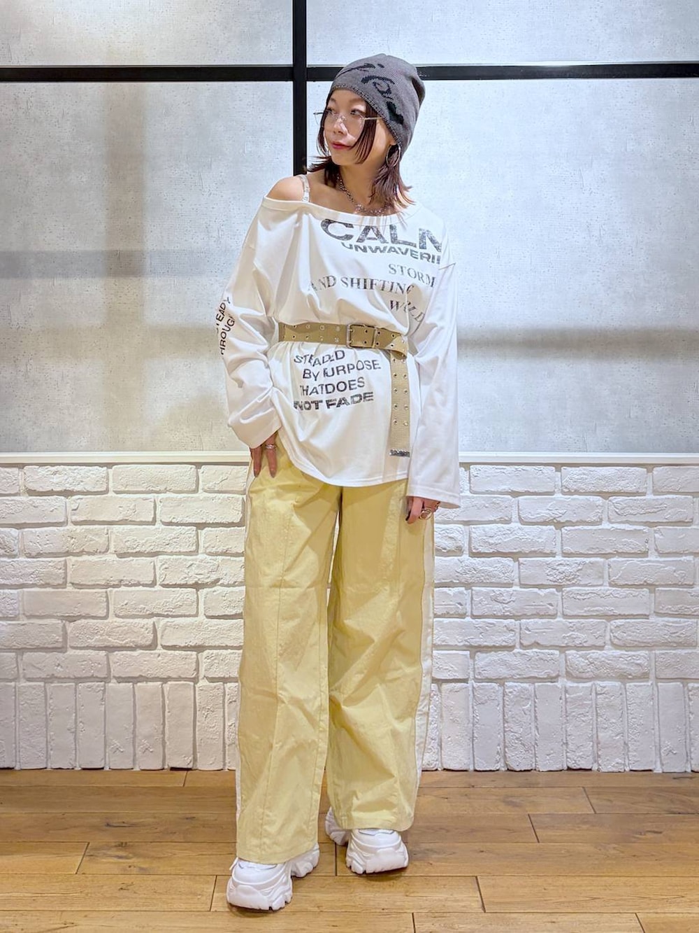 ホワイト系のスニーカー、イエロー系のスウェットパンツ、ホワイト系のTシャツ/カットソーを着用したレディースの春コーディネートの4枚目の写真