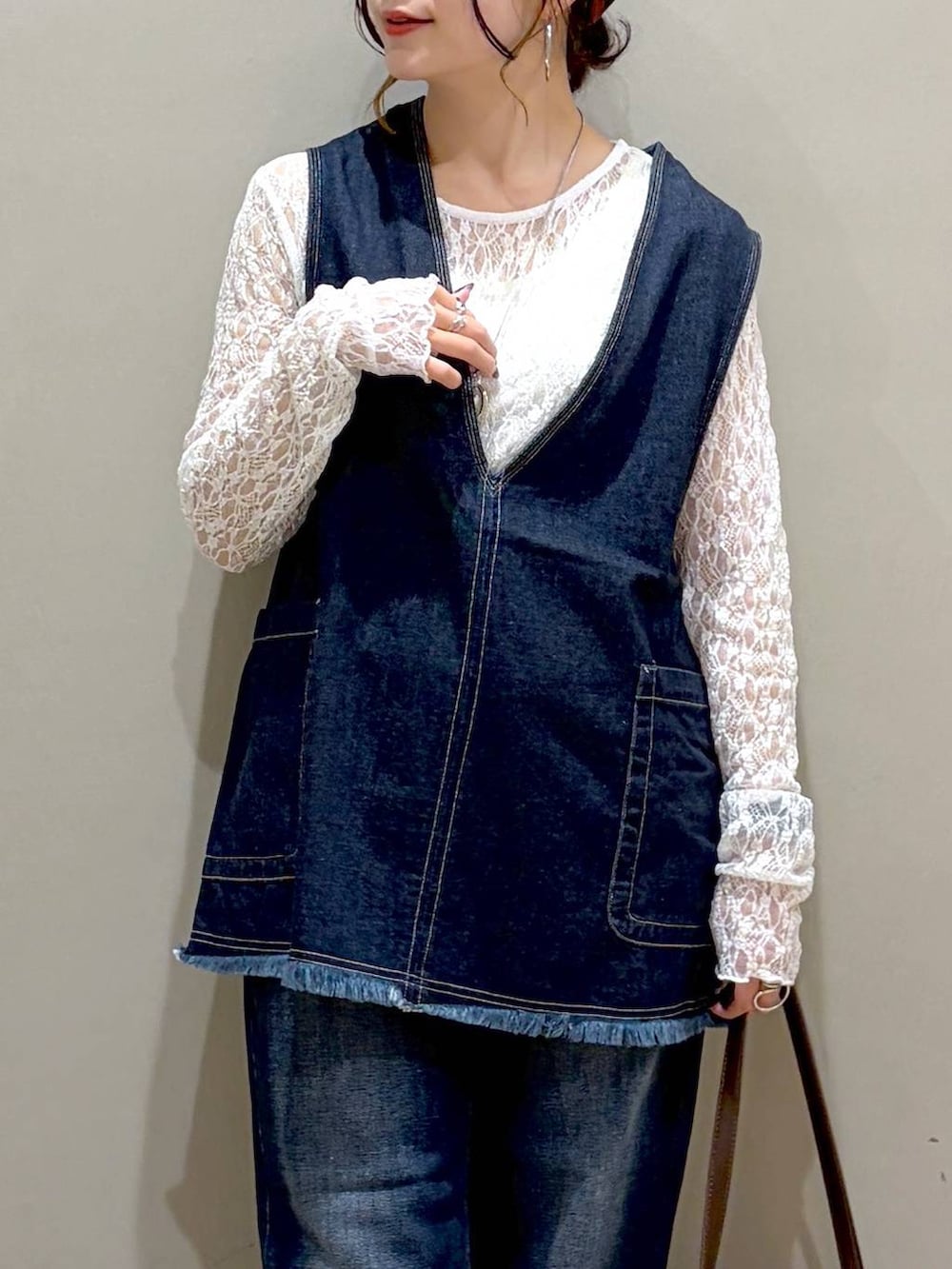 ブラック系のローファー、ブラウン系のショルダーバッグ、ホワイト系のTシャツ/カットソーを着用したレディースの夏コーディネートの2枚目の写真