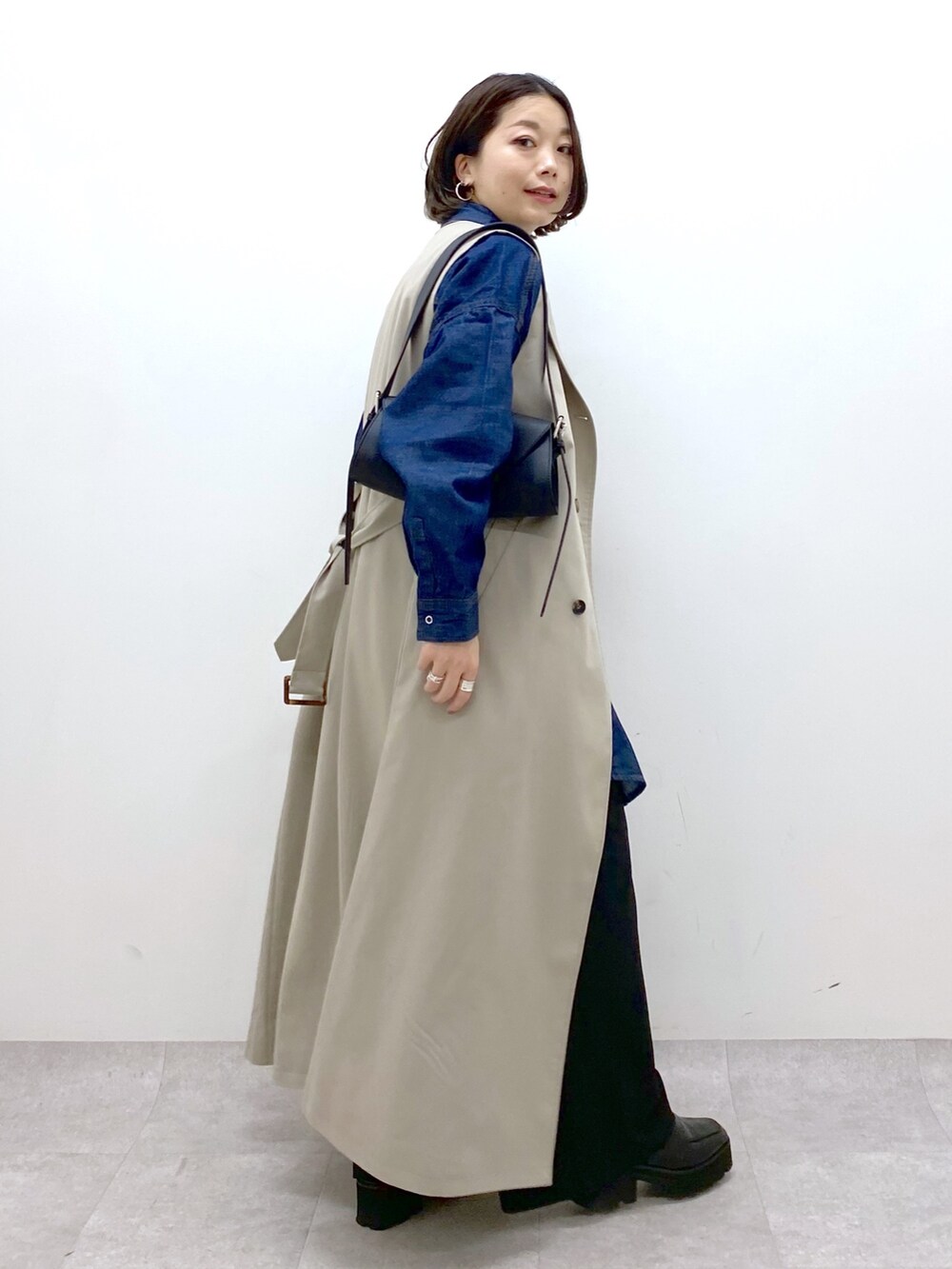 ベージュ系のジャケット/アウター、ブラック系のパンツ、ブルー系のトップスを着用したレディースの春コーディネートの3枚目の写真