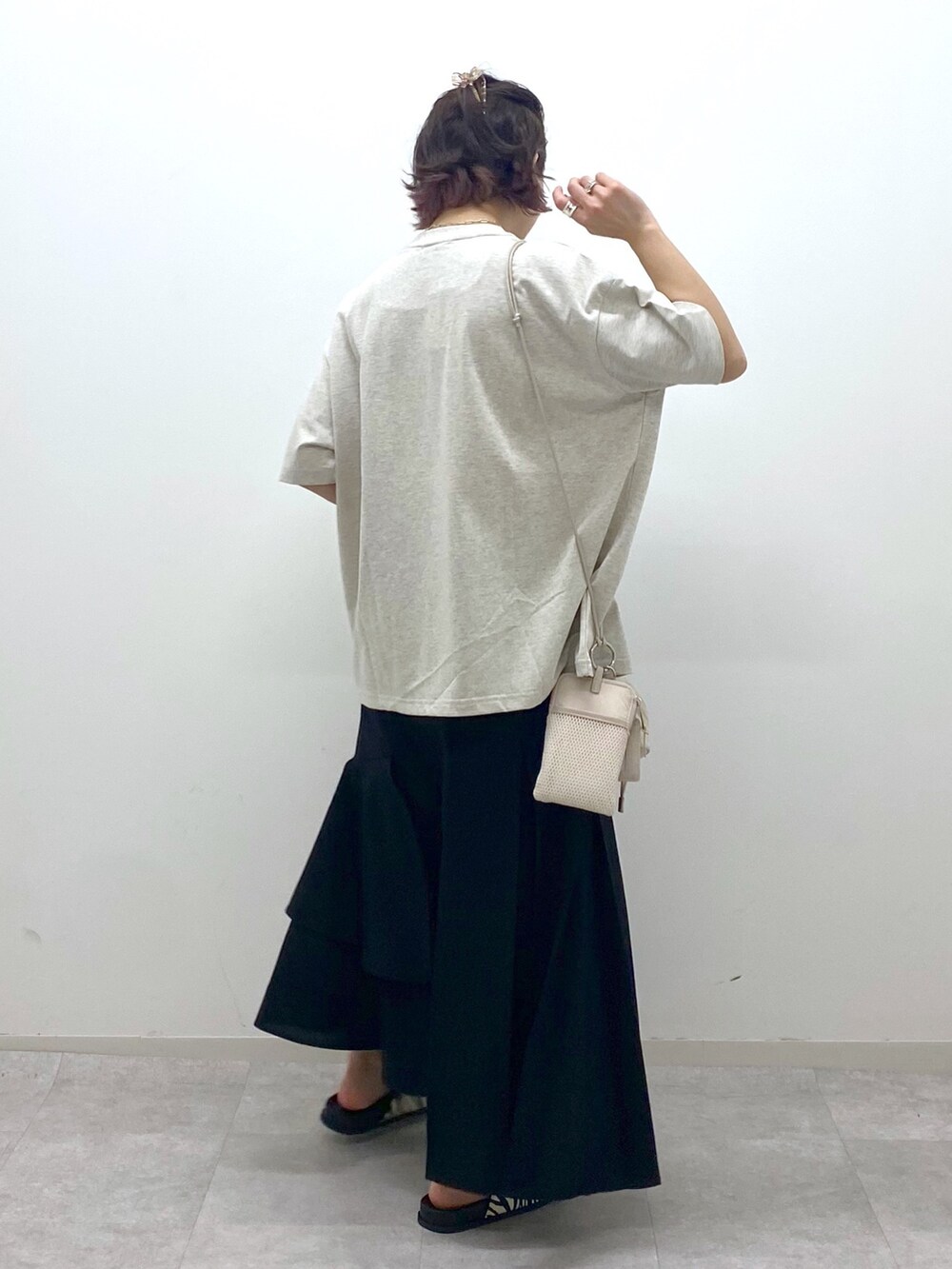 ベージュ系のTシャツ/カットソー、ブラック系のスカート、その他のサンダルを着用したレディースの夏コーディネートの4枚目の写真