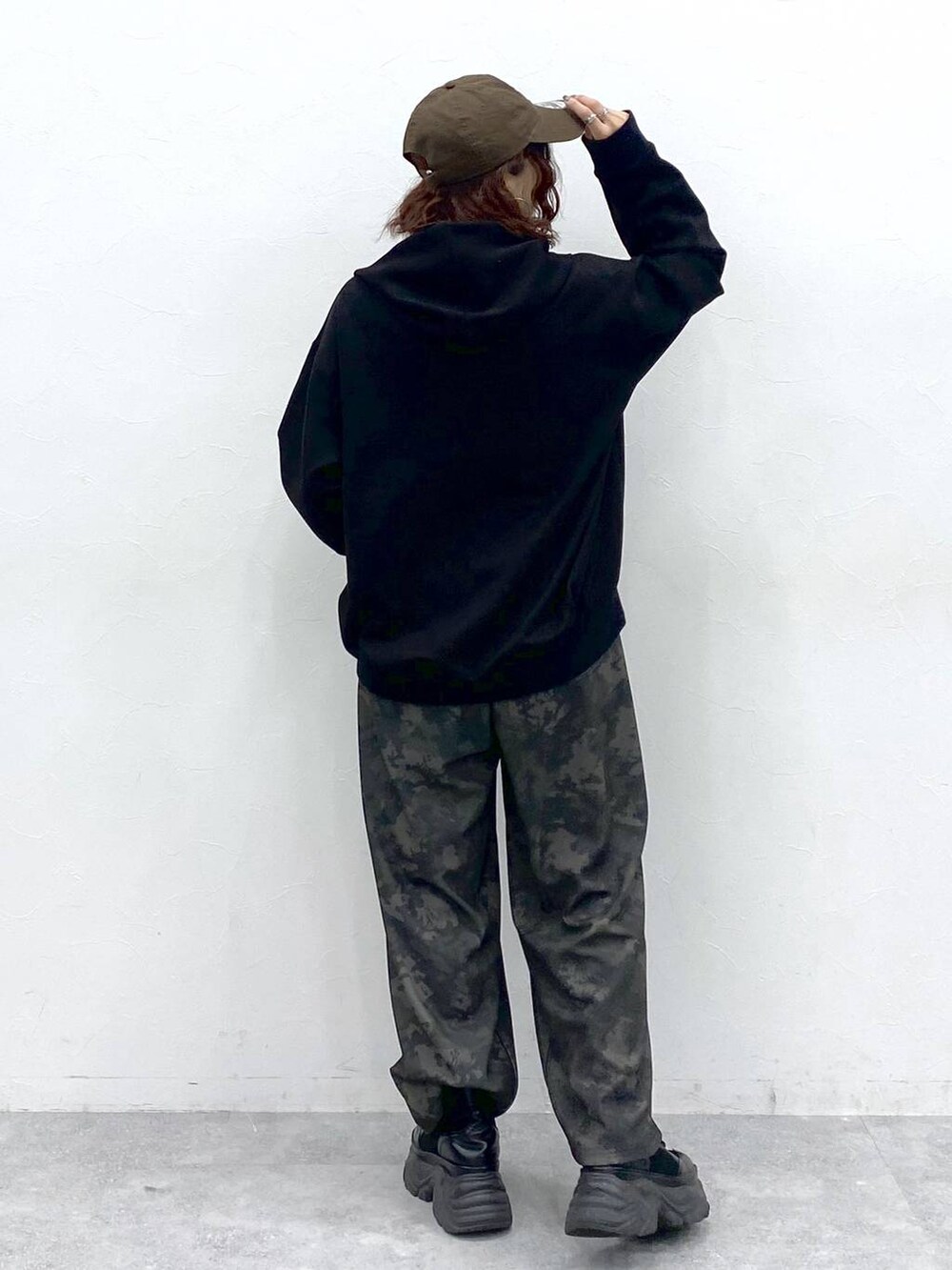 ブラック系のブーツ、ホワイト系のキャミソール、その他のその他パンツを着用したレディースの秋コーディネートの6枚目の写真