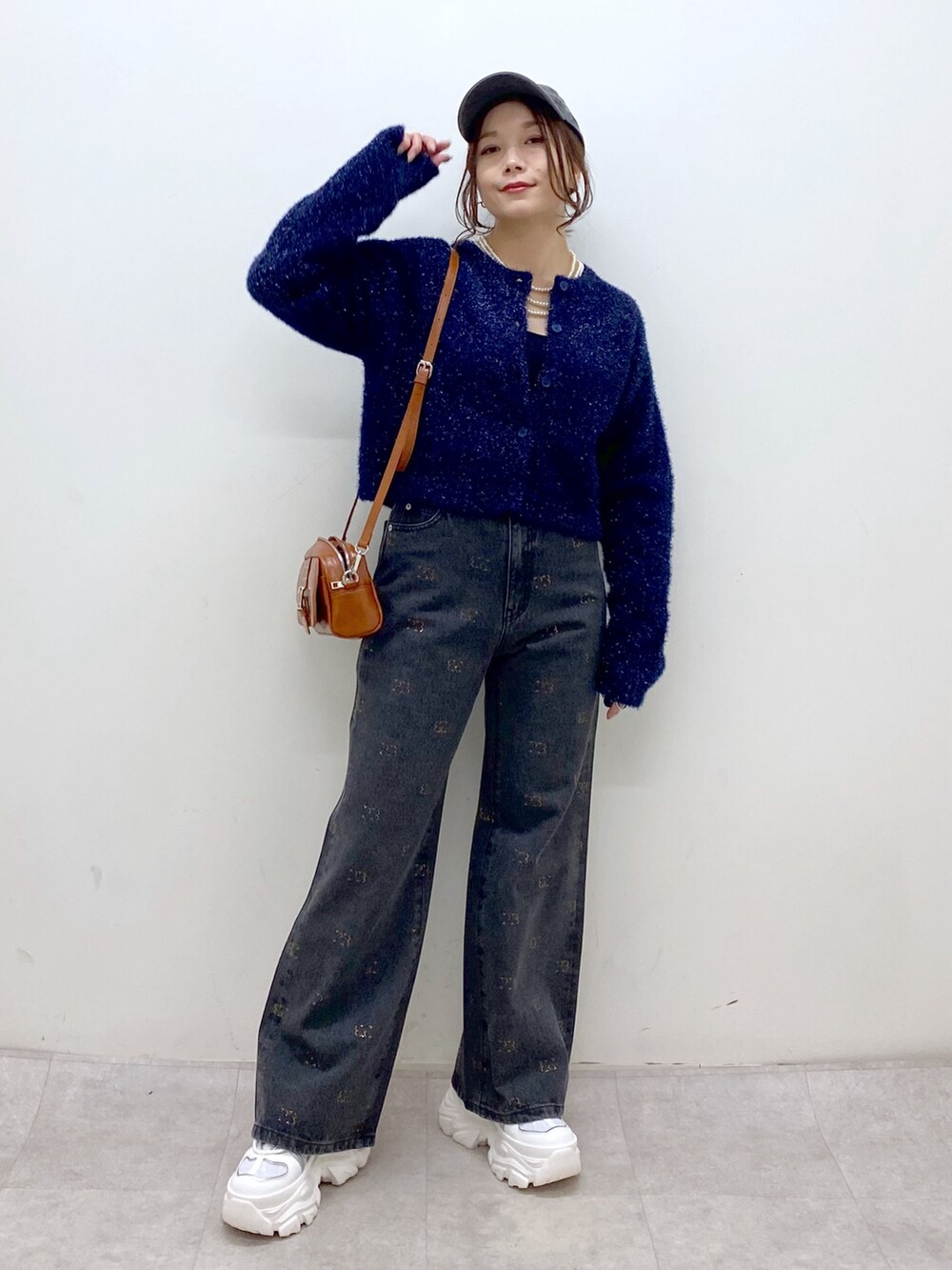 ブルー系のカーディガン/ボレロ、ブラック系のデニムパンツ、ホワイト系のスニーカーを着用したレディースの冬コーディネートの9枚目の写真