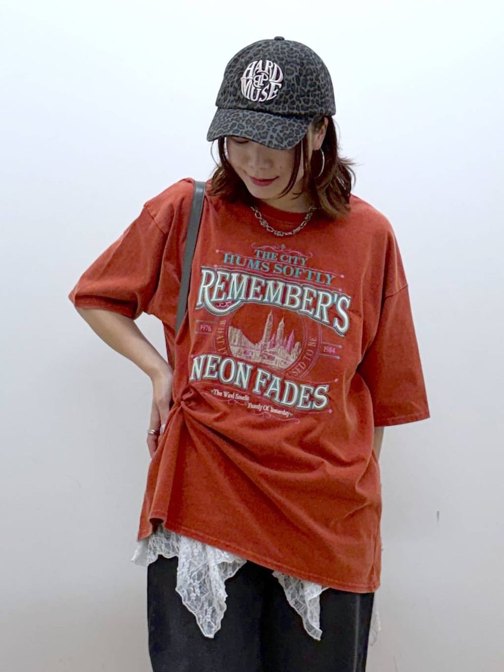 ブラック系のデニムパンツ、グレー系のショルダーバッグ、グレー系のサンダルを着用したレディースの春コーディネートの2枚目の写真