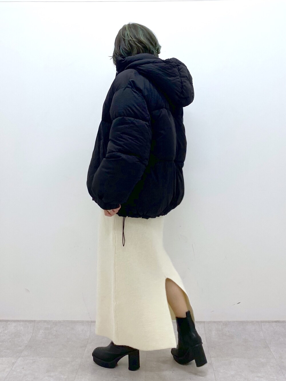 ホワイト系のワンピース/ドレス、ブラック系のジャケット/アウター、ブラック系のブーツを着用したレディースの冬コーディネートの3枚目の写真