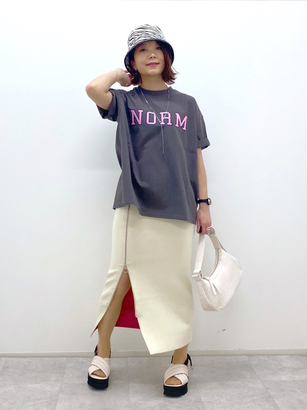 グレー系のTシャツ/カットソー、ホワイト系のショルダーバッグ、ホワイト系のスカートを着用したレディースの春コーディネートの2枚目の写真