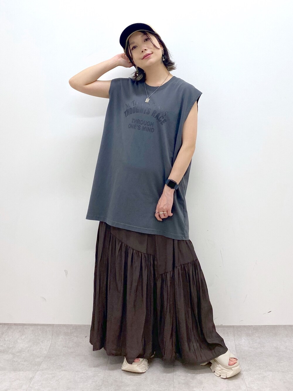 ホワイト系のサンダル、グレー系のTシャツ/カットソー、ブラウン系のワンピースを着用したレディースの夏コーディネートの2枚目の写真