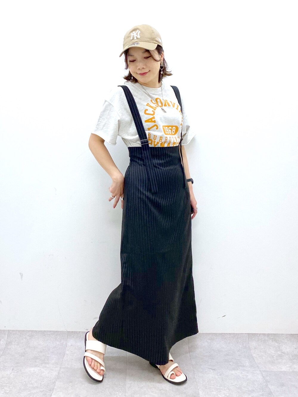その他のワンピース、ベージュ系のTシャツ/カットソー、ホワイト系のサンダルを着用したレディースの夏コーディネートの5枚目の写真
