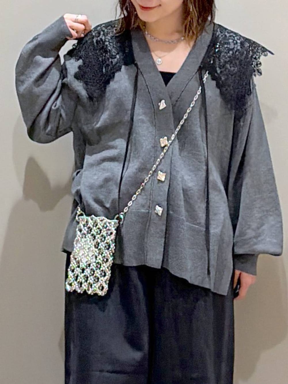 ブラック系のブーツ、グレー系のカーディガン/ボレロ、ブラック系のデニムパンツを着用したレディースの秋コーディネートの2枚目の写真