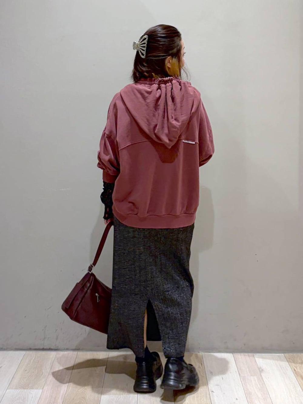 ブラック系のローファー、レッド系のパーカー、ブラック系のTシャツ/カットソーを着用したレディースの秋コーディネートの6枚目の写真
