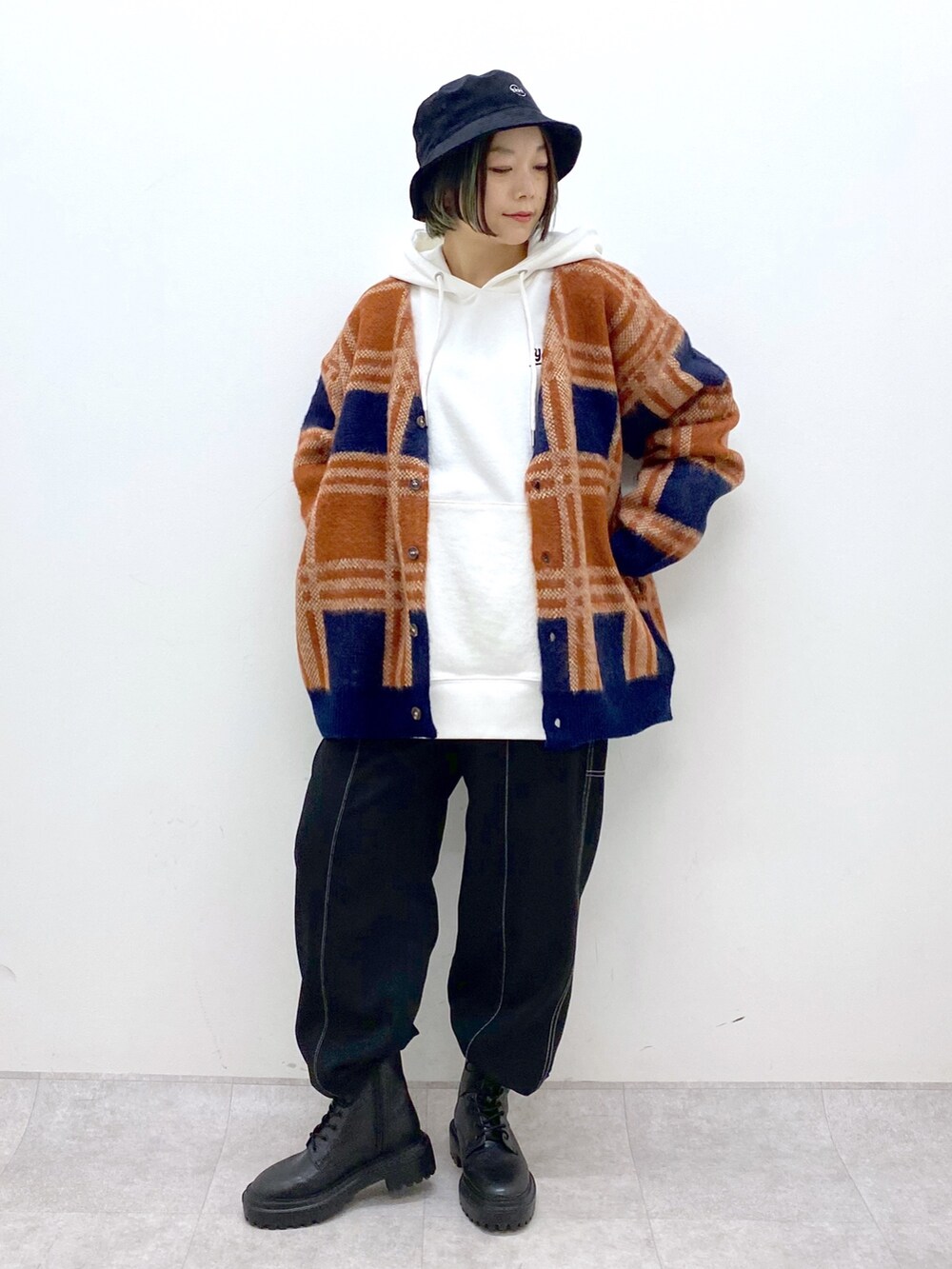 ホワイト系のトップス、ホワイト系のトップス、ブラック系のその他パンツを着用したレディースの冬コーディネートの5枚目の写真