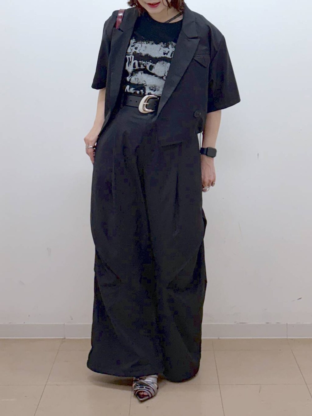 ブラック系のTシャツ/カットソー、レッド系のショルダーバッグ、その他のサンダルを着用したレディースの夏コーディネートの2枚目の写真