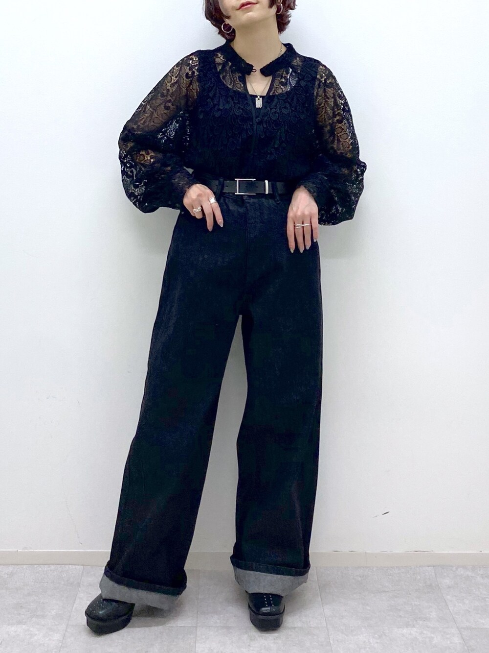 ブラック系のパンツ、ブラック系のトップス、ブラック系のブーツを着用したレディースの夏コーディネートの5枚目の写真