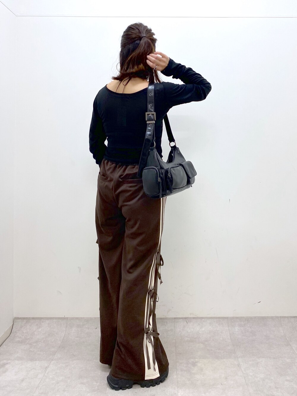 ブラウン系のその他パンツ、ブラック系のTシャツ/カットソー、ブラック系のショルダーバッグを着用したレディースの夏コーディネートの6枚目の写真