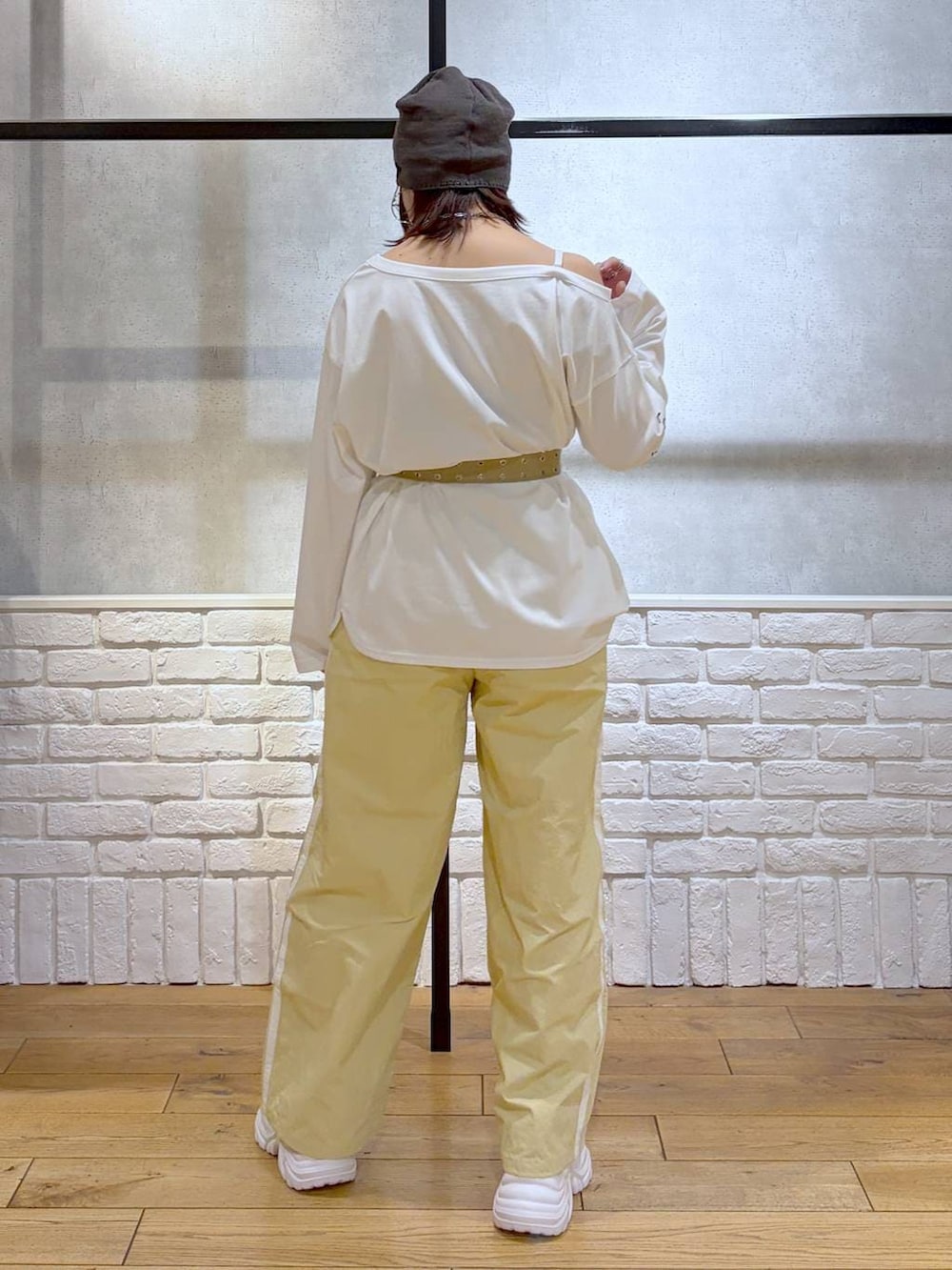 ホワイト系のスニーカー、イエロー系のスウェットパンツ、ホワイト系のTシャツ/カットソーを着用したレディースの春コーディネートの6枚目の写真