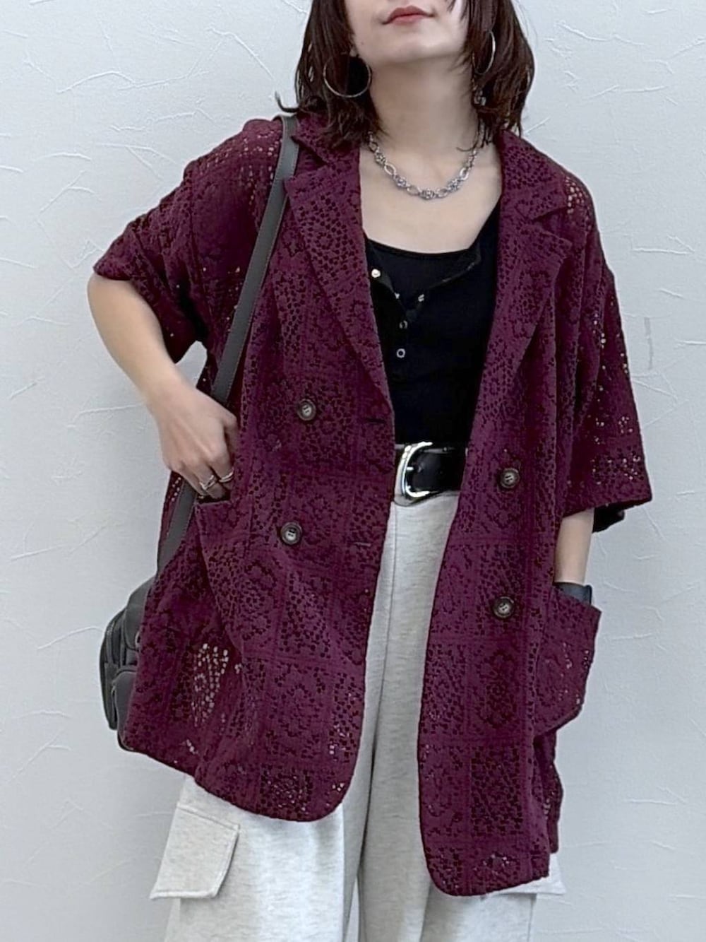 グレー系のショルダーバッグ、ブラック系のタンクトップ、ベージュ系のその他パンツを着用したレディースの春コーディネートの2枚目の写真