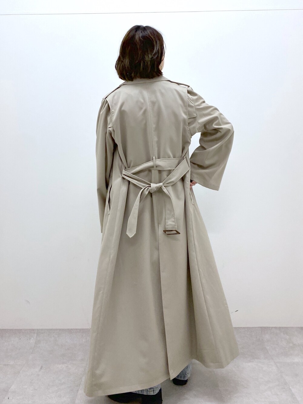 ブラック系のパンツ、ブラック系のローファー、パープル系のトップスを着用したレディースの春コーディネートの3枚目の写真