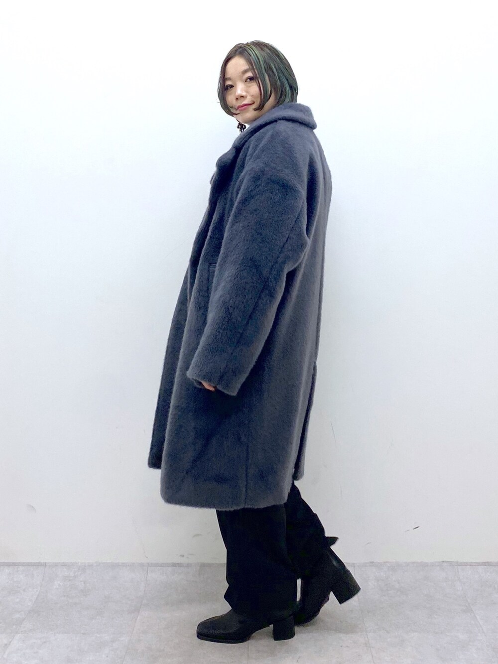 ブラック系のトップス、ブラック系のカーゴパンツ、ブラック系のジャケット/アウターを着用したレディースの秋コーディネートの2枚目の写真